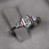 Zarocni_prstan_z_diamanti_in_safirji_Radiant_detajl